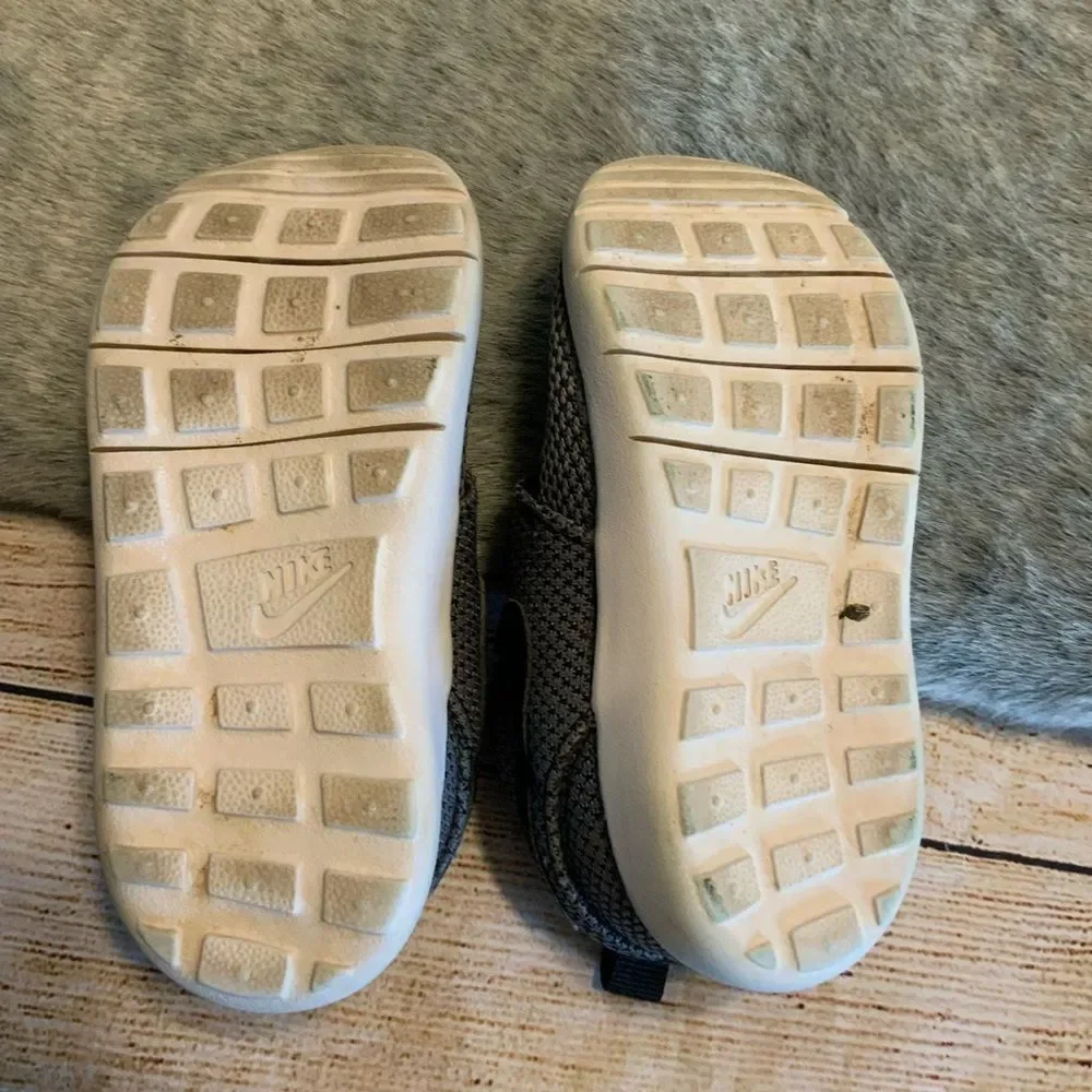 Nike Kids Roshe One Gray Sneakers Size 7C